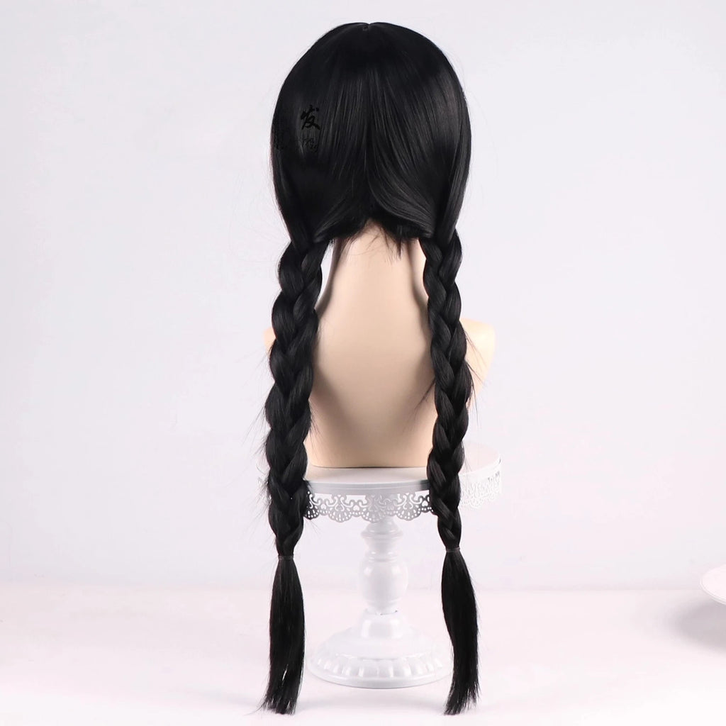 Perruque cosplay Mercredi Addams, cheveux noirs lisses avec frange et longues tresses. 