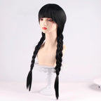 Perruque cosplay Mercredi Addams, cheveux noirs lisses avec frange et longues tresses. 
