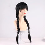 Perruque cosplay Mercredi Addams, cheveux noirs lisses avec frange et longues tresses. 